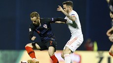 Chorvat Ivan Rakitič (vlevo) v souboji se Saulem Niguezem ze Španělska. Chorvat Ivan Rakitič (vlevo) v souboji se Saulem Niguezem ze Španělska.