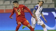 Belgický fotbalista Thorgan Hazard (vlevo) v souboji s Ari Skulasonem z Islandu.