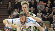 Karvinská spojka Dominik Solák se v pohárovém utkání snaží zastavit Zoltana... Karvinská spojka Dominik Solák se v pohárovém utkání snaží zastavit Zoltana...