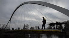 Stavbaři přemostili slepé rameno Labe v hradecké městské části Třebeš, které... Stavbaři přemostili slepé rameno Labe v hradecké městské části Třebeš, které...