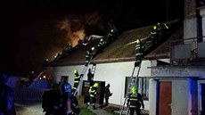 Hasiči likvidují požár v Jeníkovicích u Přelouče. Hasiči likvidují požár v Jeníkovicích u Přelouče.