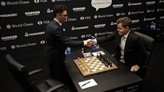 Magnus Carlsen (vpravo) a Fabiano Caruana zahájili boj o titul šachového mistra... Magnus Carlsen (vpravo) a Fabiano Caruana zahájili boj o titul šachového mistra...