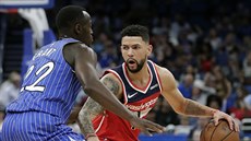 Austin Rivers (vpravo) z Washingtonu útočí kolem Jeriana Granta z Orlanda. Austin Rivers (vpravo) z Washingtonu útočí kolem Jeriana Granta z Orlanda.