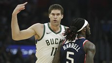 Brook Lopez (vlevo) z Milwaukee oslavuje svou trojku, Montrezl Harrell z LA...