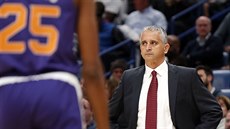 Igor Kokoškov, trenér Phoenixu, sleduje zápas s New Orleans. Igor Kokoškov, trenér Phoenixu, sleduje zápas s New Orleans.