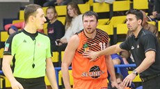 Ústecký trenér Antonín Pištěcký (v černém) krotí svého svěřence Pavla Houšku. Ústecký trenér Antonín Pištěcký (v černém) krotí svého svěřence Pavla Houšku.