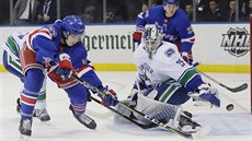 Filip Chytil (vlevo) z NY Rangers pekonává vancouverského brankáe Jacoba...