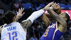 Steven Adams (12) z Oklahoma City blokuje Trevora Arizu (3) z Phoenixu.