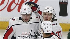 T. J. Oshie (13), Jakub Vrána (77) a Madison Bowey (22) oslavují gól... T. J. Oshie (13), Jakub Vrána (77) a Madison Bowey (22) oslavují gól...