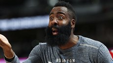 James Harden z Houstonu se hádá s rozhodčím. James Harden z Houstonu se hádá s rozhodčím.