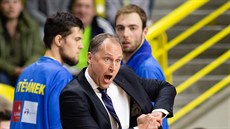 Opavský trenér Petr Czudek prožívá zápas Ligy mistrů s Tenerife, v pozadí jeho... Opavský trenér Petr Czudek prožívá zápas Ligy mistrů s Tenerife, v pozadí jeho...