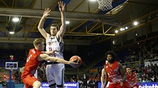 Luka Rupnik (vlevo) z Fuenlabrady přihrává na Lucase Nogueiru kolem Martina... Luka Rupnik (vlevo) z Fuenlabrady přihrává na Lucase Nogueiru kolem Martina...