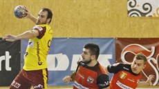 David Šůstek (ve žlutém) z pražské Dukly střílí v utkání s Novým Veselím. David Šůstek (ve žlutém) z pražské Dukly střílí v utkání s Novým Veselím.
