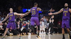 LeBron James oslavuje povedenou akci se spoluhráči z LA Lakers, vlevo Lonzo... LeBron James oslavuje povedenou akci se spoluhráči z LA Lakers, vlevo Lonzo...