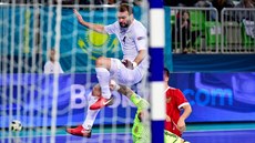 Futsalový střelec Taynan v bílém dresu Kazachstánu v utkání s Ruskem. Futsalový střelec Taynan v bílém dresu Kazachstánu v utkání s Ruskem.