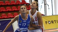Trutnovská basketbalistka Dominika Vašáková (vlevo) v souboji s Michaelou... Trutnovská basketbalistka Dominika Vašáková (vlevo) v souboji s Michaelou...