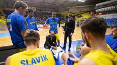 Opavský trenér Petr Czudek připravuje akci svým svěřencům. Opavský trenér Petr Czudek připravuje akci svým svěřencům.