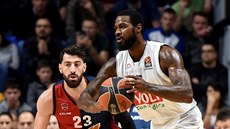 Earl Clark (u míe) z Podgorice pod dohledem Tornike engeliji z Baskonie.