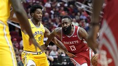James Harden (13) z Houstonu najíždí ke koši Golden State kolem Damiana Jonese... James Harden (13) z Houstonu najíždí ke koši Golden State kolem Damiana Jonese...