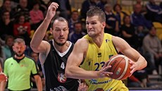 Lukáš Palyza (ve žlutém) z Olomoucka útočí na koš Hradce Králové kolem Dušana... Lukáš Palyza (ve žlutém) z Olomoucka útočí na koš Hradce Králové kolem Dušana...