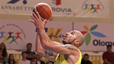 Michal Norwa z Olomoucka útočí na koš Hradce Králové, sleduje ho Pavol Lošonský. Michal Norwa z Olomoucka útočí na koš Hradce Králové, sleduje ho Pavol Lošonský.