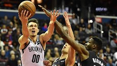 Rodions Kurucs (vlevo) z Brooklynu jde do koše Washingtonu, zastavit ho... Rodions Kurucs (vlevo) z Brooklynu jde do koše Washingtonu, zastavit ho...