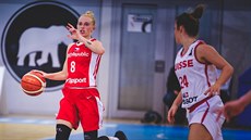 Česká reprezentantka Petra Záplatová (vlevo) řídí českou hru v zápase se... Česká reprezentantka Petra Záplatová (vlevo) řídí českou hru v zápase se...