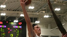 Děčínský křídelník Tomáš Pomikálek zakončuje na nymburský koš. Děčínský křídelník Tomáš Pomikálek zakončuje na nymburský koš.