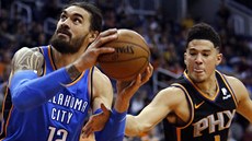 Steven Adams (12) z Oklahoma City je faulován Devinem Bookerem z Phoenixu.