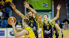 Lukáš Stegbauer (vlevo) z Jindřichova Hradce útočí kolem Pavla Englického... Lukáš Stegbauer (vlevo) z Jindřichova Hradce útočí kolem Pavla Englického...