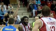 Pardubický křídelník Dwayne Benjamin (u míče) útočí na opavský koš kolem Luďka... Pardubický křídelník Dwayne Benjamin (u míče) útočí na opavský koš kolem Luďka...