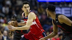 Tomáš Satoranský (vlevo) z Washingtonu bráněný Evanem Turnerem z Portlandu. Tomáš Satoranský (vlevo) z Washingtonu bráněný Evanem Turnerem z Portlandu.