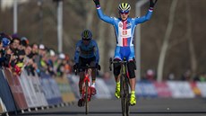 Holanan Mathieu Van Der Poel finiuje v závod Svtového poháru v Táboe.