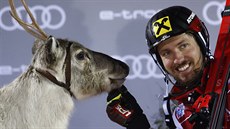 Rakouský lyžař Marcel Hirscher s mládětem soba po triumfu ve slalomu v Levi Rakouský lyžař Marcel Hirscher s mládětem soba po triumfu ve slalomu v Levi