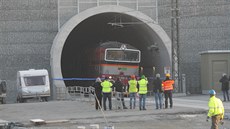 První vlak s cestujícími projíždí nejdelším železničním tunelem u Plzně. (16.... První vlak s cestujícími projíždí nejdelším železničním tunelem u Plzně. (16....