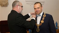 Martin Baxa z ODS se ujal vedení města Plzně. Primátorský řetěz mu předal... Martin Baxa z ODS se ujal vedení města Plzně. Primátorský řetěz mu předal...
