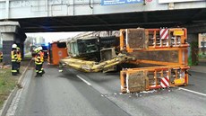 Na jihu Brna se převrátil kamion, který převážel bagr. Na jihu Brna se převrátil kamion, který převážel bagr.