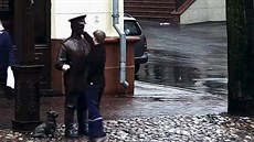 Mladík v Bělorusku udeřil sochu strážníka. Později se jí omluvil Mladík v Bělorusku udeřil sochu strážníka. Později se jí omluvil