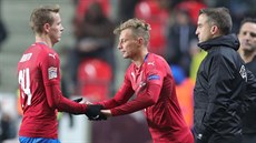 Český záložník Ladislav Krejčí střídá v utkání se Slovenskem svého spoluhráče... Český záložník Ladislav Krejčí střídá v utkání se Slovenskem svého spoluhráče...