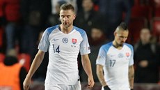 ZKLAMÁNÍ. Sloventí fotbalisté v ele s obráncem Milanem kriniarem (íslo 14)...