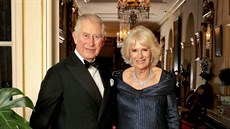 Princ Charles a vévodkyn z Cornwallu Camilla ped odchodem na narozeninovou...