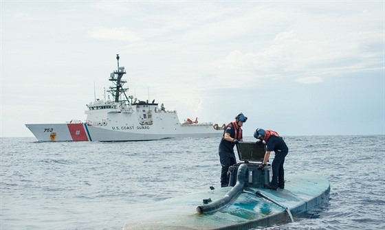 Americká pobení strá kontroluje ponorku pouívanou na paování kokainu.