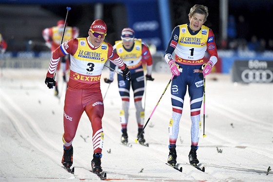 Alexandr Bolunov (vlevo) vítzí ve sprintu ve finském stedisku Ruka, vedle...