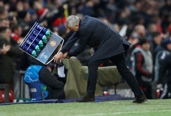 PRÁSK! José Mourinho, trenér fotbalist Manchesteru United, si vítznou branku...