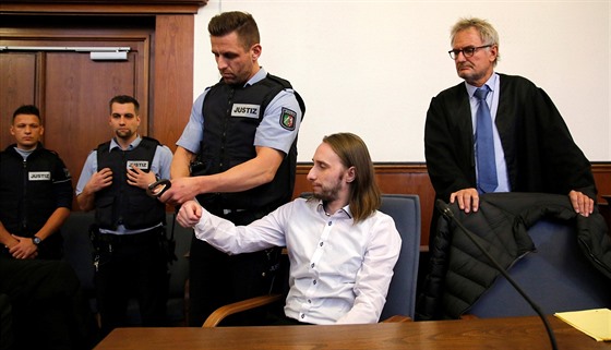 Sergej W., který byl odsouzen za pokus o vradu poté, co zaútoil temi bombami...