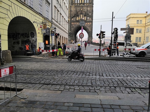 Pechod z Karlovy ulice na Karlv most je kvli instalaci nového semaforu...