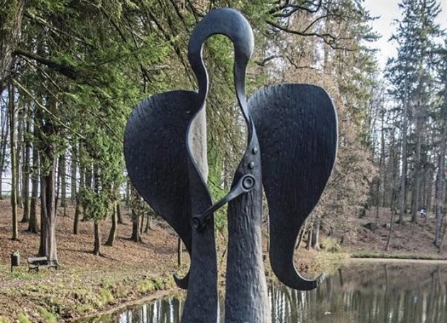 U Andlského mostku ve svtelském zámeckém parku stojí andl. Kovová plastika...