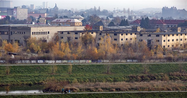 Pohled na bývalé vojenské sklady u Velkomoravské ulice v Olomouci, které jsou...