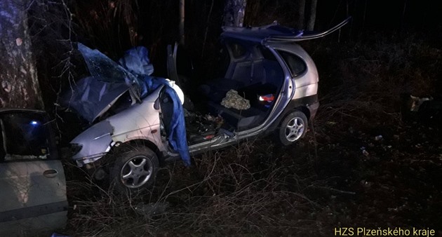 Za volant osobního auta usedl nezletilý kluk. Jízdu nezvládl a narazil do...