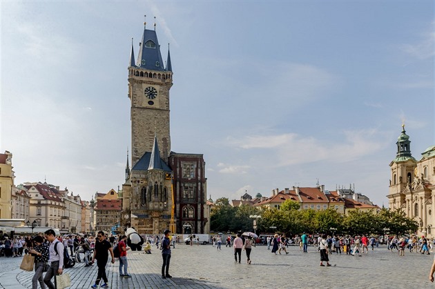 Staromstská radnice s orlojem. Zbytky obvodových zdí novogotického kídla byly...